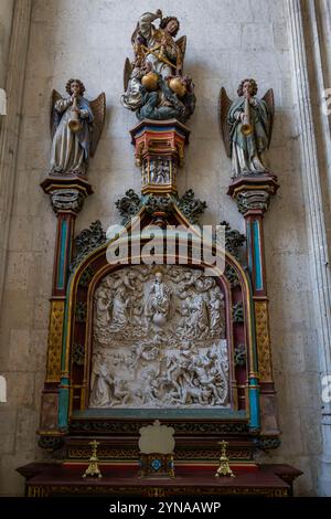 Francia, somme, Abbeville, Collégiale Saint-Vulfran d'Abbeville - Heritage Days. La chiesa collegiata fu costruita alla fine del XV secolo (1488), sul fondo di una valle paludosa vicino ad un ramo della somme. La navata fu costruita tra il 1488 e il 1539, e il coro tra il 1661 e il 16631. Ha un orientamento particolare: La facciata non si apre a ovest, ma a nord. Un'epoca di prosperità ha permesso di creare il magnifico e sgargiante arredamento gotico della chiesa. Foto Stock