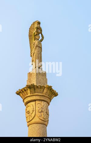 Portogallo, regione settentrionale, Valanza do Minho, tappa sulla via centrale portoghese, una delle strade per Santiago de Compostela, monumento in omaggio ai combattenti che morirono nelle guerre d'oltremare all'interno della fortezza Foto Stock