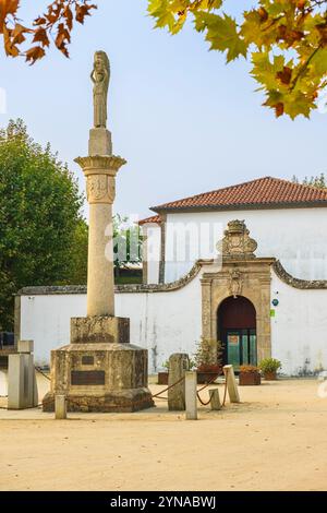 Portogallo, regione settentrionale, Valanza do Minho, tappa sulla via centrale portoghese, una delle strade per Santiago de Compostela, monumento in omaggio ai combattenti che morirono nelle guerre d'oltremare all'interno della fortezza Foto Stock