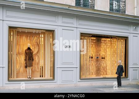 Francia, Parigi, avenue Montaigne, le vetrine della boutique Christian Dior Foto Stock