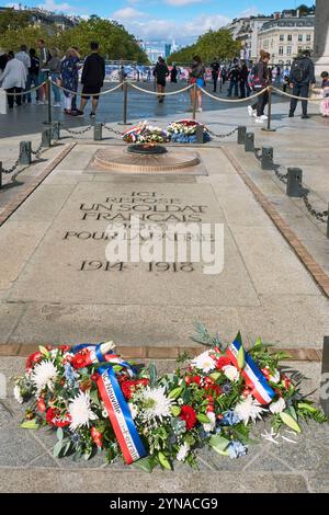 Francia, Parigi (75), Place de l'Etoile, la tombe du Soldat inconnu installée sous l'Arc de Triomphe de l'Étoile depuis le 11 novembre 1920/Francia, Parigi, Place de l'Etoile, la tomba del Milite Ignoto installata sotto l'Arc de Triomphe de l'Etoile dall'11 novembre 1920 Foto Stock