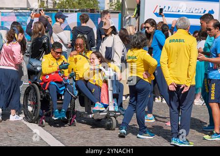 Francia, Parigi, Place de l'Etoile, l'Arco di Trionfo, delegazione brasiliana durante i Giochi Paralimpici Foto Stock