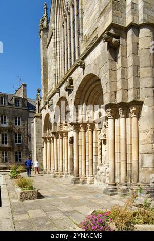 Francia, Cotes d'Armor, Dinan, la città vecchia, Saint Sauveur Basilica edificata a partire dal XII secolo Foto Stock