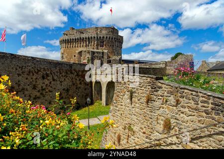 Francia, Cotes d'Armor, Dinan, il castello e i suoi 2600 metri di mura medievali che circondano il centro storico Foto Stock