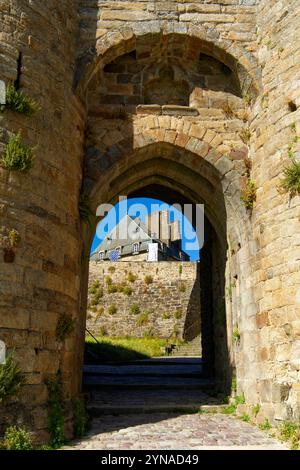 Francia, Cotes d'Armor, Dinan, il castello e i suoi 2600 metri di mura medievali che circondano il centro storico Foto Stock