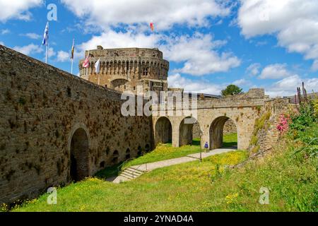 Francia, Cotes d'Armor, Dinan, il castello e i suoi 2600 metri di mura medievali che circondano il centro storico Foto Stock