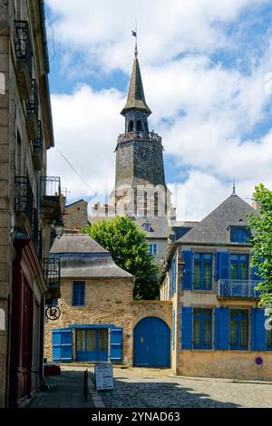 Francia, Cotes d'Armor, Dinan, la città vecchia, rue de l'Horloge, la Torre dell Orologio, xv secolo belfry, 45 metri di altezza Foto Stock