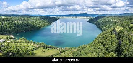 Francia, Giura, Fontenu, lago Chalain (vista aerea) Foto Stock