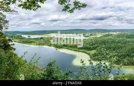 Francia, Giura, la Chaux du Dombief, il punto panoramico dei 4 laghi che offre una vista sul lago di Ilay, sul lago di Narlay, sul lago Grand Maclu e sul lago Petit Maclu Foto Stock