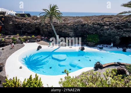 Spagna, Isole Canarie, Lanzarote, Jameos del Agua, complesso all'interno di un vecchio tubo lavico, progettato da Cesar Manrique, cacca esterna Foto Stock