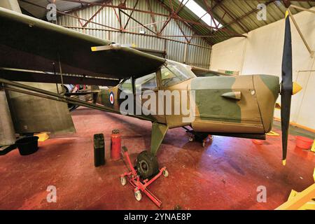 Yorkshire Air Museum il Beagle Terrier 2 era il nome dato all'Auster AOP (Air Observation Post) 6 modificato in onore della Auster Aircraft Company Foto Stock