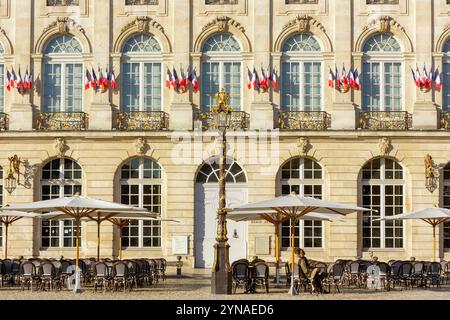 Francia, Meurthe et Moselle, Nancy, facciata del Musée des Beaux Arts de Nancy (museo delle belle arti di Nancy) e terrazza di un caffè in Place Stanislas (piazza Stanislas ex piazza reale) costruito da Stanislas Leszczynski, re di Polonia e ultimo duca di Lorena nel XVIII secolo, patrimonio mondiale dell'UNESCO, opere di ferro di Jean Lamour Foto Stock