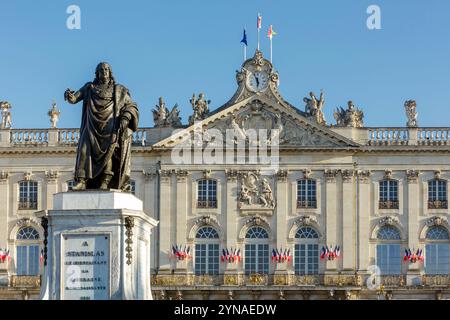 Francia, Meurthe et Moselle, Nancy, facciata del municipio su Place Stanislas (piazza Stanislas ex piazza reale) costruita da Stanislas Leszczynski, re di Polonia e ultimo duca di Lorena nel XVIII secolo, patrimonio mondiale dell'UNESCO, opere in ferro di Jean Lamour Foto Stock