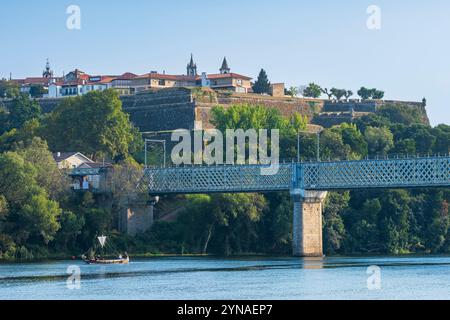 Spagna, Galizia, Tui, tappa sulla via centrale portoghese, una delle vie verso Santiago de Compostela, vista di Valenzia in Portogallo e del fiume Minho (Miño), confine tra i due paesi Foto Stock