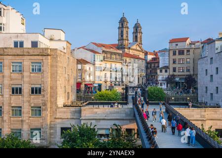 Spagna, Galizia, Vigo, ponte pedonale che collega il centro commerciale A Laxe nell'area del porto di Beiramar e il centro storico, Santa Maria Collegiata o Concattedrale di Vigo sullo sfondo Foto Stock