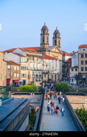 Spagna, Galizia, Vigo, ponte pedonale che collega il centro commerciale A Laxe nell'area del porto di Beiramar e il centro storico, Santa Maria Collegiata o Concattedrale di Vigo sullo sfondo Foto Stock