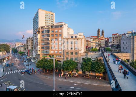 Spagna, Galizia, Vigo, ponte pedonale che collega il centro commerciale A Laxe nell'area del porto di Beiramar e il centro storico, Santa Maria Collegiata o Concattedrale di Vigo sullo sfondo Foto Stock