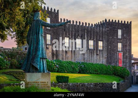 Portogallo, regione settentrionale, Ponte de Lima, tappa sulla via centrale portoghese, una delle vie per Santiago di Compostela, statua della regina Teresa d'Aragona o Dona Teresa (1080-1130) e madre del re Alfonso i di fronte al Palazzo del Marchese Foto Stock