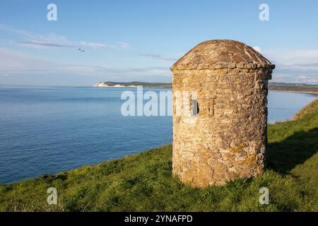 Francia, Pas de Calais, Audinghen, dogane torreggiano sulle scogliere di Cap Gris Nez e Cap Blanc Nez sullo sfondo Foto Stock