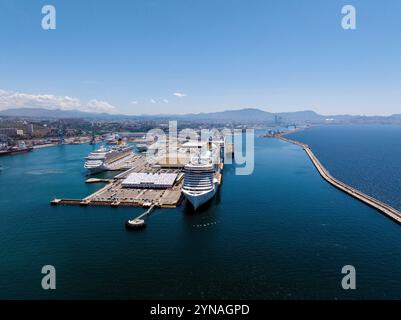 Francia, Bouches du Rhone (13), Marsiglia, Grand Port Maritime, Mole Leon Gourret, terminal de croisiere MPCT, bateau de croisiere, digue du Large (vue eyrienne) Foto Stock