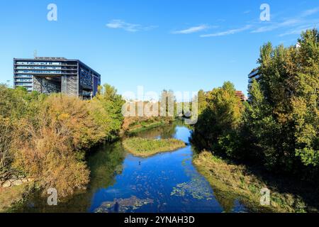 Francia, Herault (34), Montpellier, quartier de Port Marianne, Hotel de Ville concu par les architectes Jean Nouvel et Francois Fontes, parc d'Armenie, fleuve le Lez Foto Stock