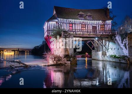 Francia, Eure, Vernon, Vernonnet, il vecchio mulino ad acqua sul ponte medievale Foto Stock