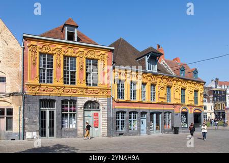 Francia, Nord, Lille, braderie di Lille, facciate di edifici su Louise de Bettignies square Foto Stock