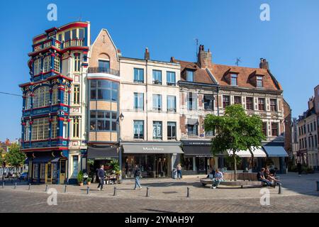 Francia, Nord, Lille, braderie di Lille, facciate di edifici su Louise de Bettignies square Foto Stock