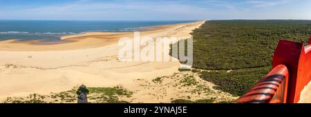 Francia, Charente-Maritime, Côte Sauvage, Pointe de la Coubre, la Tremblade, vista da nord-ovest del faro di la Coubre sulla foresta domaniale di la Coubre e sulle lunghe spiagge di dune del Côte Sauvage Foto Stock