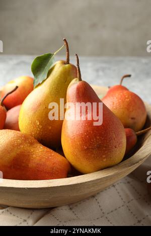 Pere mature succose nel recipiente sul tavolo, primo piano Foto Stock