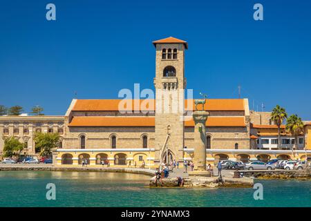 RODI, GRECIA - 7 LUGLIO 2022: Statua del cervo in posizione del colosso di Rodi. Foto Stock