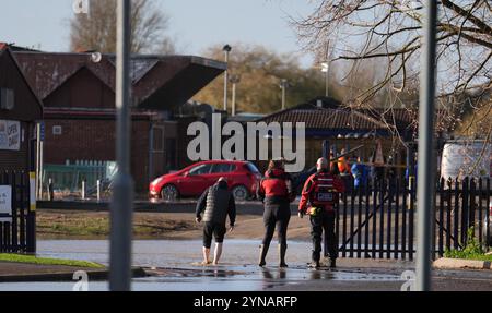 Servizi di emergenza all'Aquadrome Billing nel Northamptonshire. La tempesta Bert continuerà a portare disagi a lunedì, dopo che le piogge torrenziali hanno causato inondazioni "devastanti" durante il fine settimana. Data foto: Lunedì 25 novembre 2024. Foto Stock