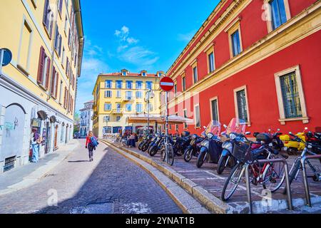 MILANO, ITALIA - 8 APRILE 2022: Via Festa del perdono e il campus principale dell'Università degli studi di Milano, l'8 aprile a Milano, Italia Foto Stock