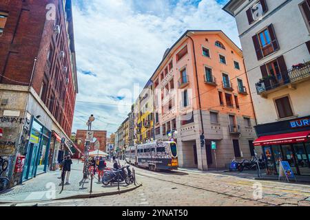 MILANO, ITALIA - 8 APRILE 2022: Passeggiata lungo corso di porta Ticinese, l'8 aprile a Milano, Italia Foto Stock