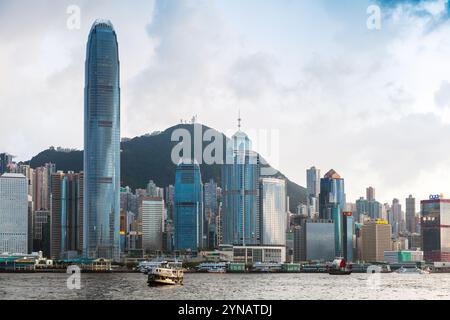 Hong Kong - 13 luglio 2017: Vista costiera della città di Hong Kong Foto Stock