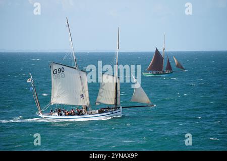 La Granvillaise naviga oltre la Pointe du Roc a Granville (Manche, Normandia, Francia). Foto Stock