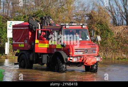 Un veicolo di emergenza all'Aquadrome Billing nel Northamptonshire. La tempesta Bert continuerà a portare disagi a lunedì, dopo che le piogge torrenziali hanno causato inondazioni "devastanti" durante il fine settimana. Data foto: Lunedì 25 novembre 2024. Foto Stock