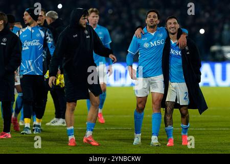Napoli, Italia. 24 novembre 2024. Giovanni Simeone, Matteo Politano e Khvicha Kvaratskhelia della SSC Napoli festeggia al termine della partita di serie A tra la SSC Napoli e LA Roma allo Stadio Diego Armando Maradona Napoli il 24 novembre 2024. Credito: Franco Romano/Alamy Live News Foto Stock