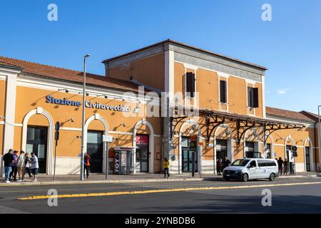 Civitavecchia, Italia - 13 novembre 2024: Vista esterna della stazione ferroviaria di Civitavecchia Foto Stock