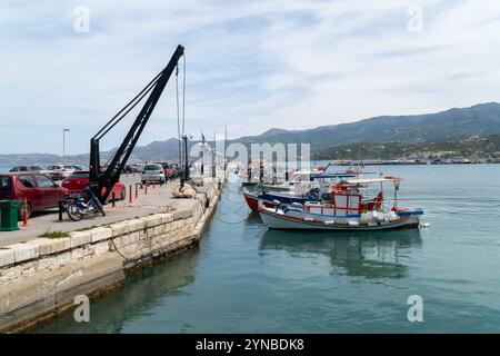 Sitia, piccolo porto nella parte orientale dell'isola greca di Creta, colorate barche da pesca nel porto Foto Stock