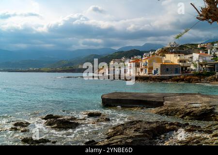 Mochlos è una piccola isola disabitata e un piccolo villaggio nel Golfo di Mirabello, nella Creta orientale, e il sito archeologico di un'antica s minoica Foto Stock