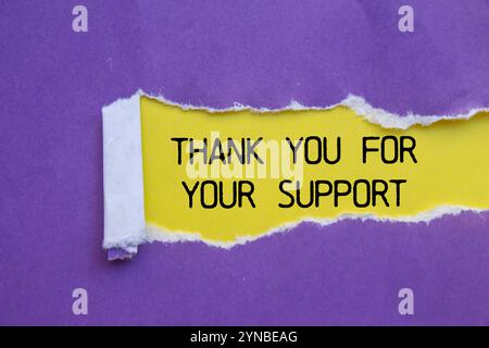 Grazie per il messaggio di supporto scritto su carta strappata viola con sfondo giallo. Grazie concettuale per il vostro simbolo di supporto. Copia spac Foto Stock