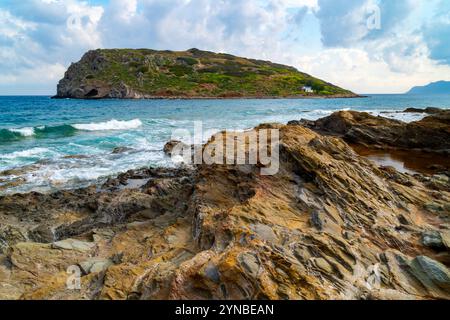 Mochlos è una piccola isola disabitata e un piccolo villaggio nel Golfo di Mirabello, nella Creta orientale, e il sito archeologico di un'antica s minoica Foto Stock
