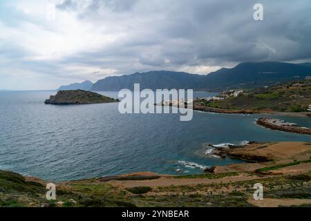 Mochlos è una piccola isola disabitata e un piccolo villaggio nel Golfo di Mirabello, nella Creta orientale, e il sito archeologico di un'antica s minoica Foto Stock