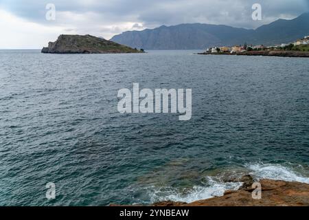 Mochlos è una piccola isola disabitata e un piccolo villaggio nel Golfo di Mirabello, nella Creta orientale, e il sito archeologico di un'antica s minoica Foto Stock