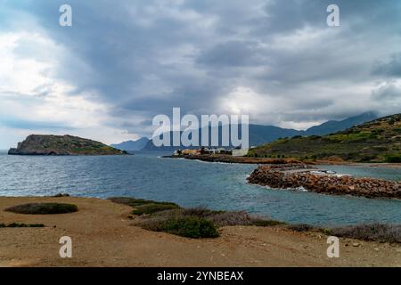 Mochlos è una piccola isola disabitata e un piccolo villaggio nel Golfo di Mirabello, nella Creta orientale, e il sito archeologico di un'antica s minoica Foto Stock