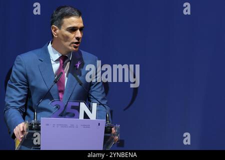 Madrid, Spagna. 25 novembre 2024. Il presidente del governo Pedro Sanchez durante una cerimonia della giornata internazionale per l'eliminazione della violenza contro le donne, al Teatro Pavon, il 25 novembre 2024 a Madrid, Spagna crediti: SIPA USA/Alamy Live News Foto Stock