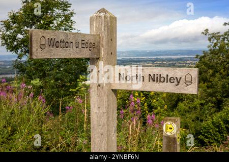 Regno Unito, Inghilterra, Gloucestershire, vale of Berkeley, North Nibley, segui le indicazioni per il monumento di Tyndale a Wotton sotto Edge Foto Stock