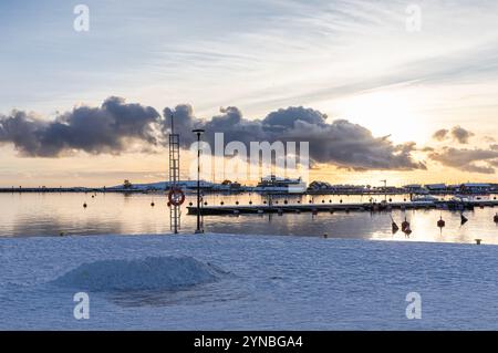 Vista innevata verso Liuskasaari, un'isola nel sud di Helsinki. Foto Stock