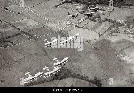 Fairey Swordfish in formazione durante la seconda guerra mondiale. Da Wings of War, pubblicato nel 1942. Foto Stock